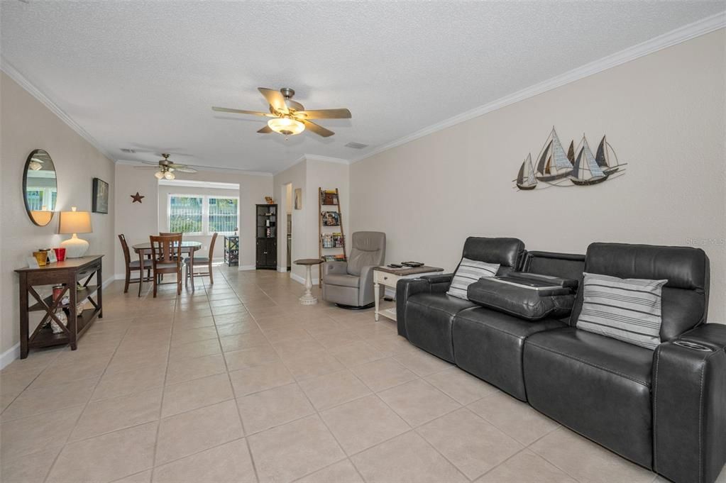 Под контрактом: $249,000 (2 спален, 2 ванн, 1210 Квадратных фут)