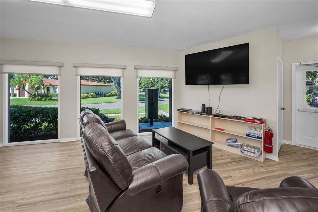 Под контрактом: $249,000 (2 спален, 2 ванн, 1210 Квадратных фут)