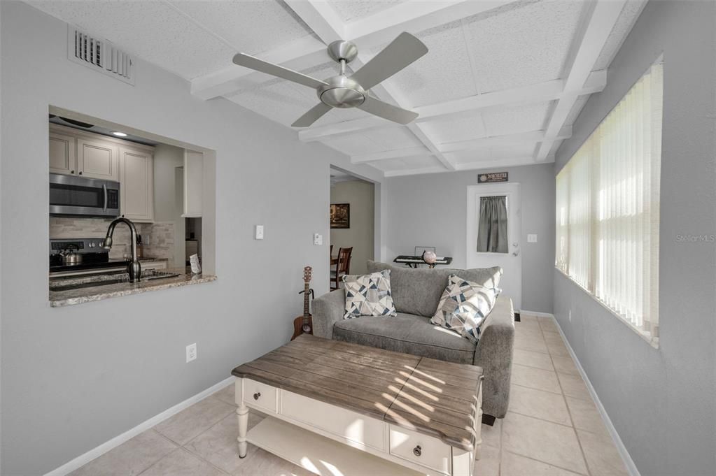 Под контрактом: $249,000 (2 спален, 2 ванн, 1210 Квадратных фут)