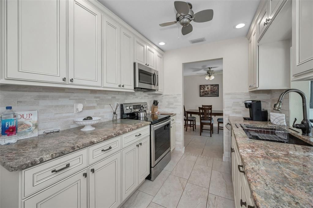 Под контрактом: $249,000 (2 спален, 2 ванн, 1210 Квадратных фут)