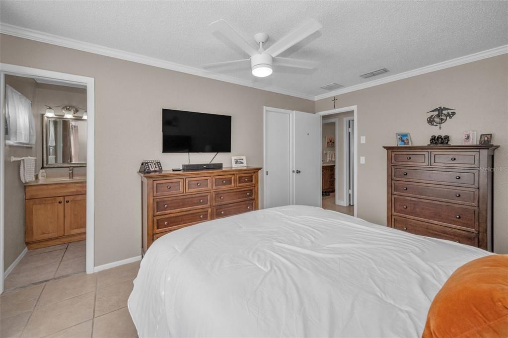 Под контрактом: $249,000 (2 спален, 2 ванн, 1210 Квадратных фут)