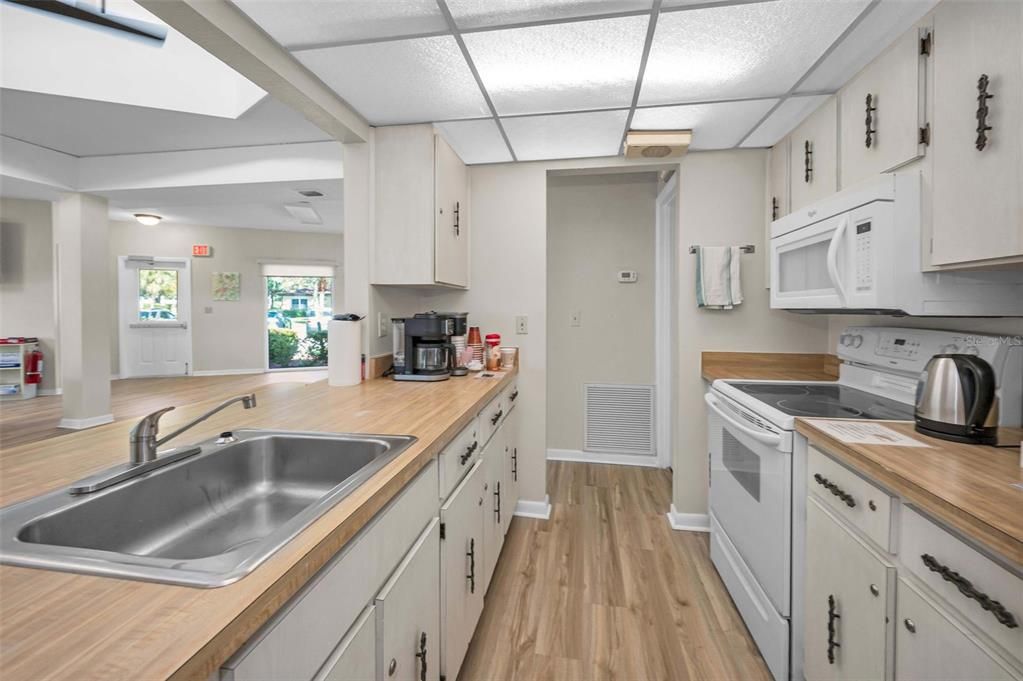 Под контрактом: $249,000 (2 спален, 2 ванн, 1210 Квадратных фут)