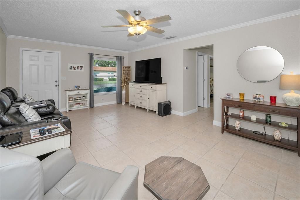 Под контрактом: $249,000 (2 спален, 2 ванн, 1210 Квадратных фут)