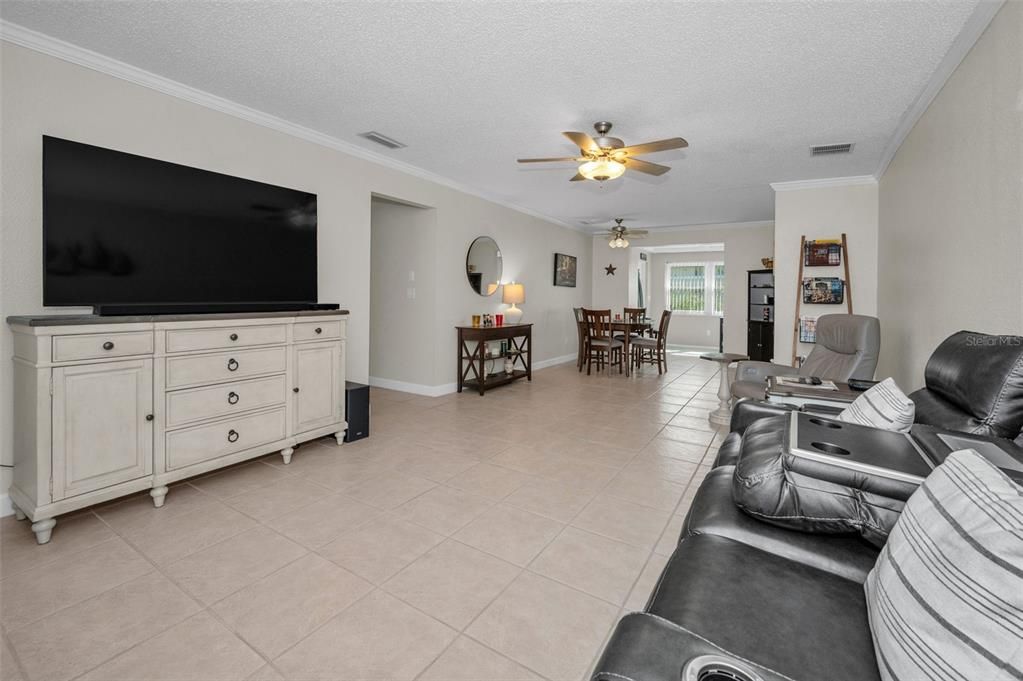 Под контрактом: $249,000 (2 спален, 2 ванн, 1210 Квадратных фут)