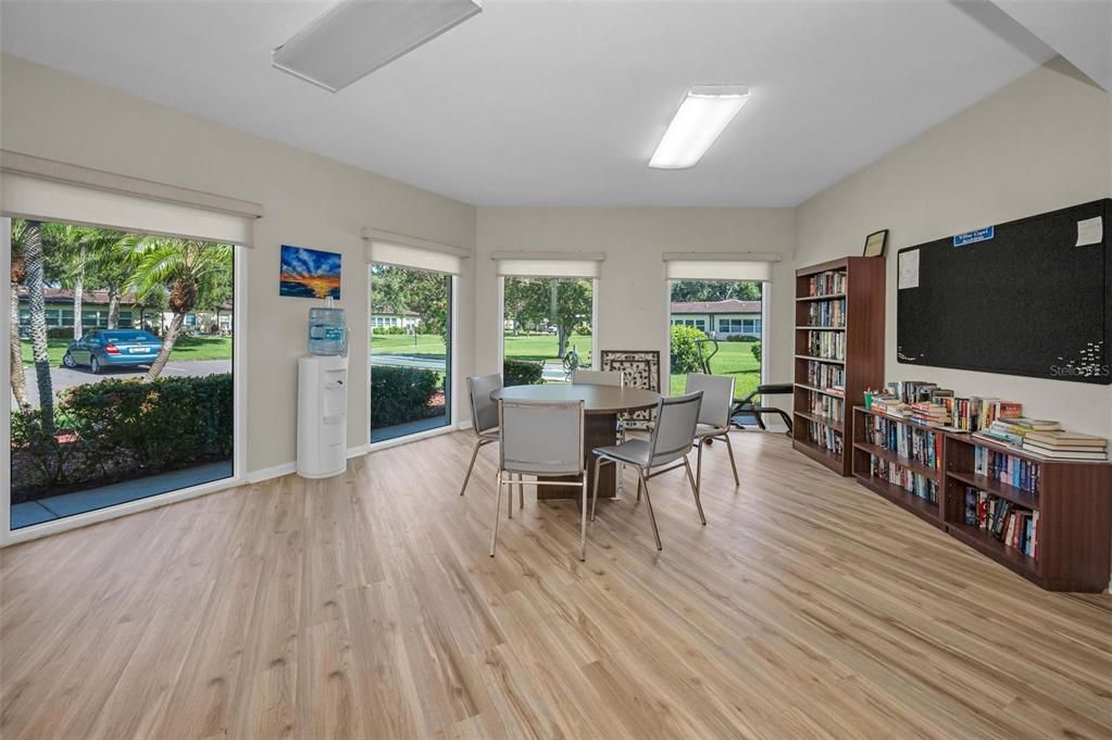 Под контрактом: $249,000 (2 спален, 2 ванн, 1210 Квадратных фут)