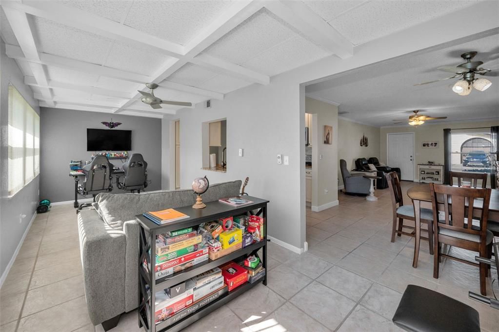 Под контрактом: $249,000 (2 спален, 2 ванн, 1210 Квадратных фут)