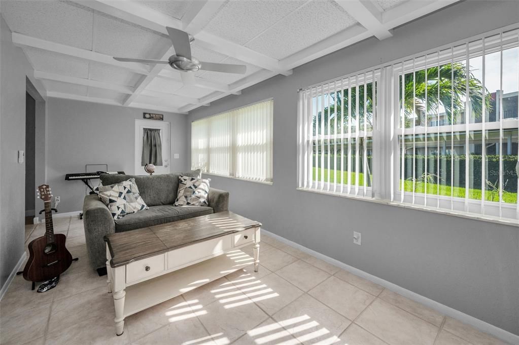 Под контрактом: $249,000 (2 спален, 2 ванн, 1210 Квадратных фут)