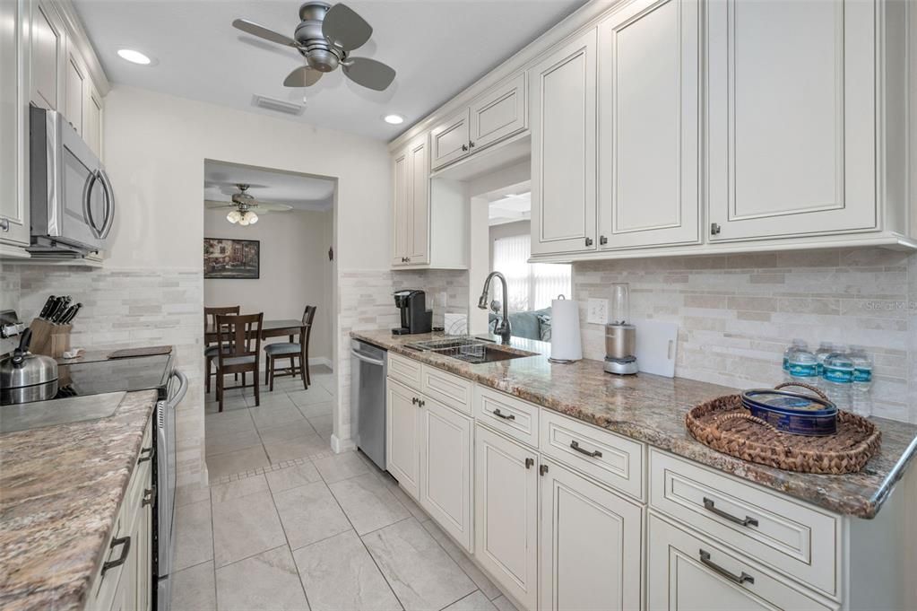 Под контрактом: $249,000 (2 спален, 2 ванн, 1210 Квадратных фут)