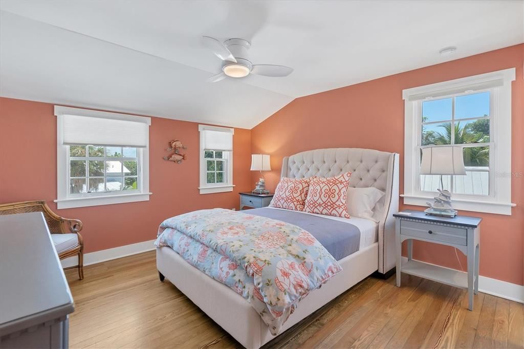 出租: $12,600 (4 贝兹, 3 浴室, 2448 平方英尺)