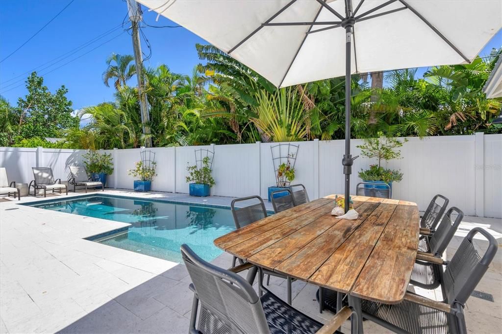 出租: $12,600 (4 贝兹, 3 浴室, 2448 平方英尺)