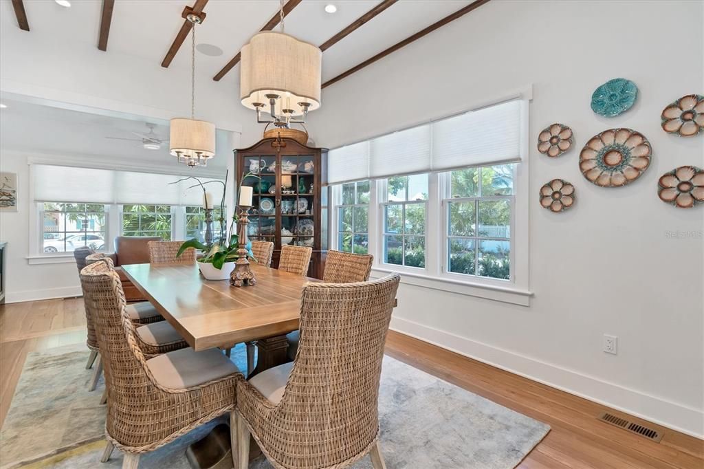 出租: $12,600 (4 贝兹, 3 浴室, 2448 平方英尺)