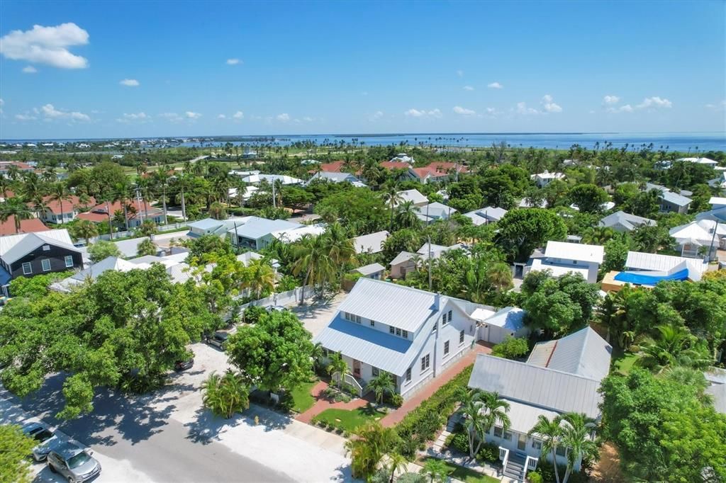 出租: $12,600 (4 贝兹, 3 浴室, 2448 平方英尺)