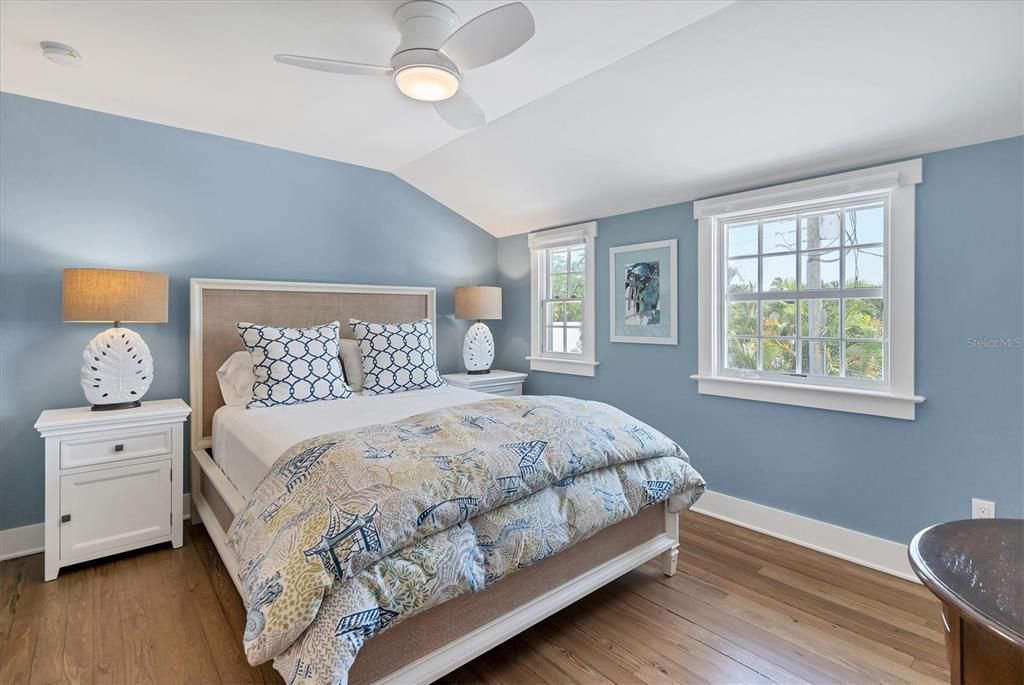 出租: $12,600 (4 贝兹, 3 浴室, 2448 平方英尺)