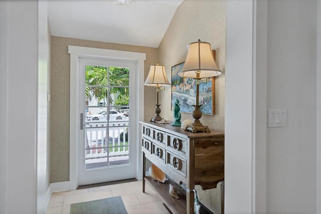 出租: $12,600 (4 贝兹, 3 浴室, 2448 平方英尺)