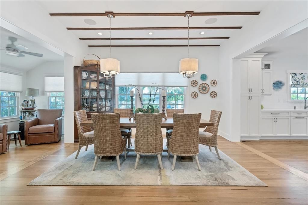 出租: $12,600 (4 贝兹, 3 浴室, 2448 平方英尺)