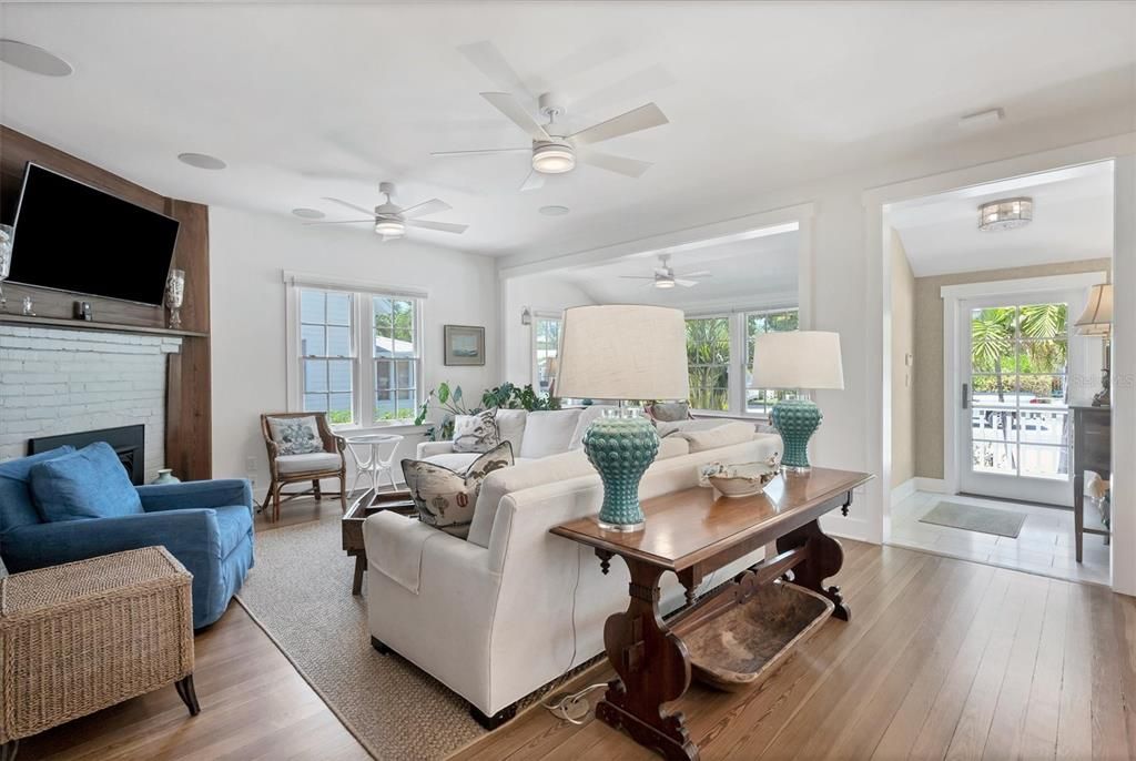 出租: $12,600 (4 贝兹, 3 浴室, 2448 平方英尺)