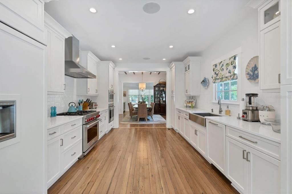 出租: $12,600 (4 贝兹, 3 浴室, 2448 平方英尺)