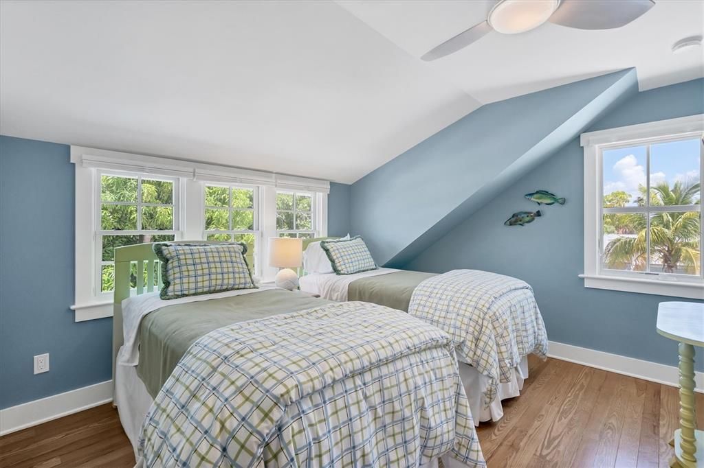 出租: $12,600 (4 贝兹, 3 浴室, 2448 平方英尺)