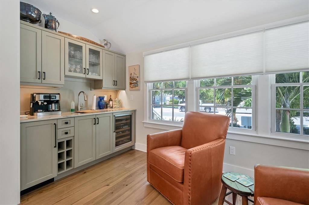 出租: $12,600 (4 贝兹, 3 浴室, 2448 平方英尺)