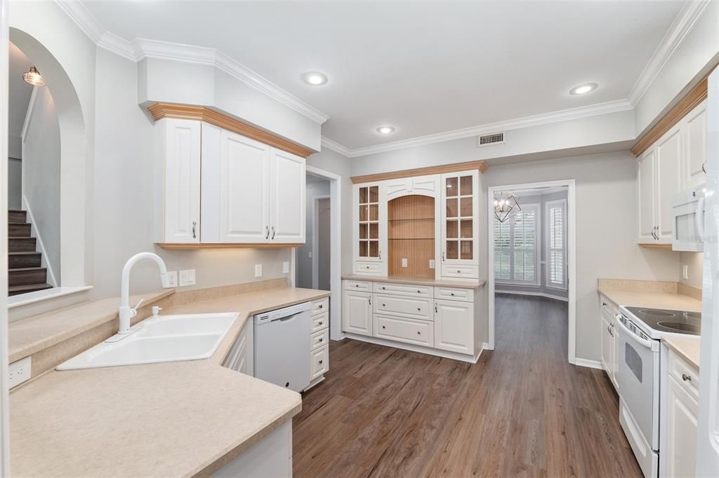 合同活跃: $599,999 (4 贝兹, 3 浴室, 2624 平方英尺)