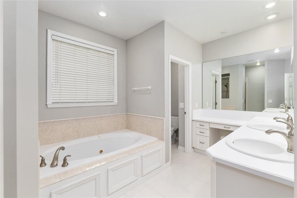 合同活跃: $599,999 (4 贝兹, 3 浴室, 2624 平方英尺)