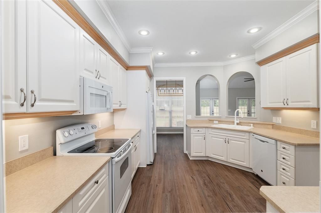 合同活跃: $599,999 (4 贝兹, 3 浴室, 2624 平方英尺)