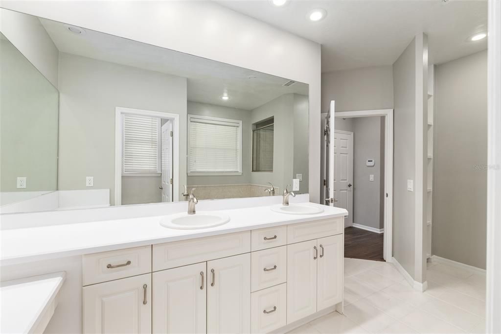 合同活跃: $599,999 (4 贝兹, 3 浴室, 2624 平方英尺)