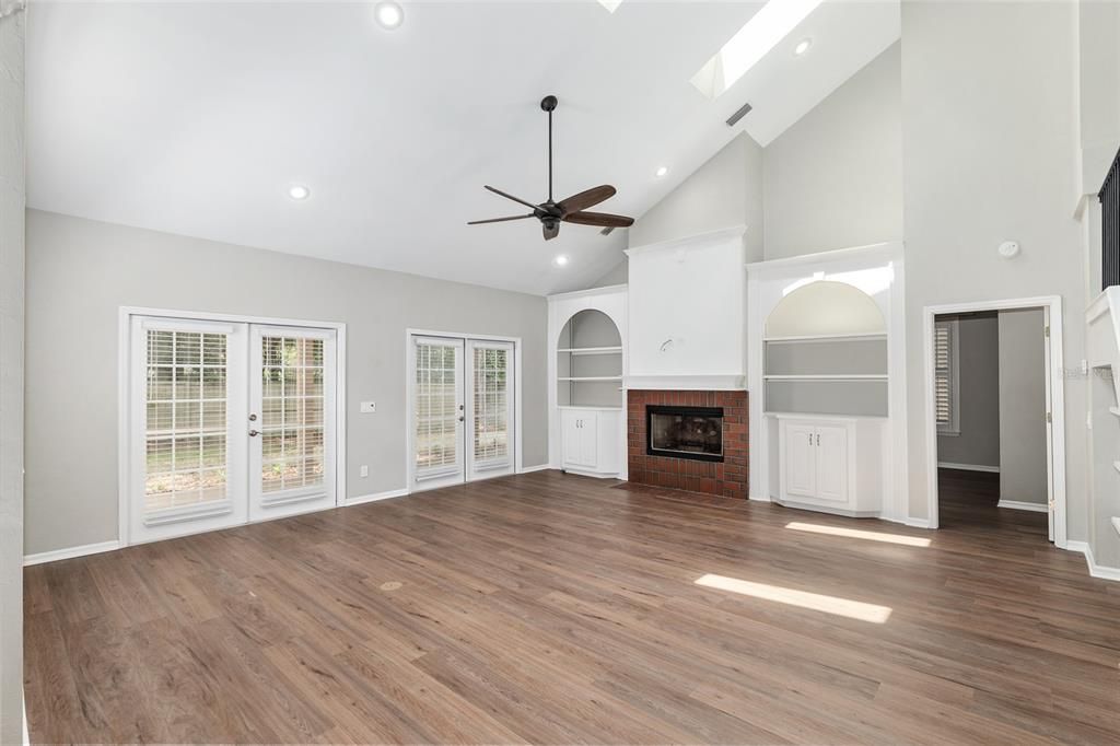 合同活跃: $599,999 (4 贝兹, 3 浴室, 2624 平方英尺)