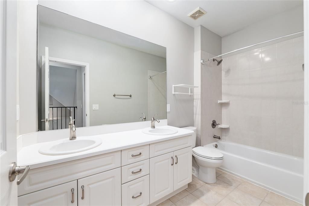 合同活跃: $599,999 (4 贝兹, 3 浴室, 2624 平方英尺)