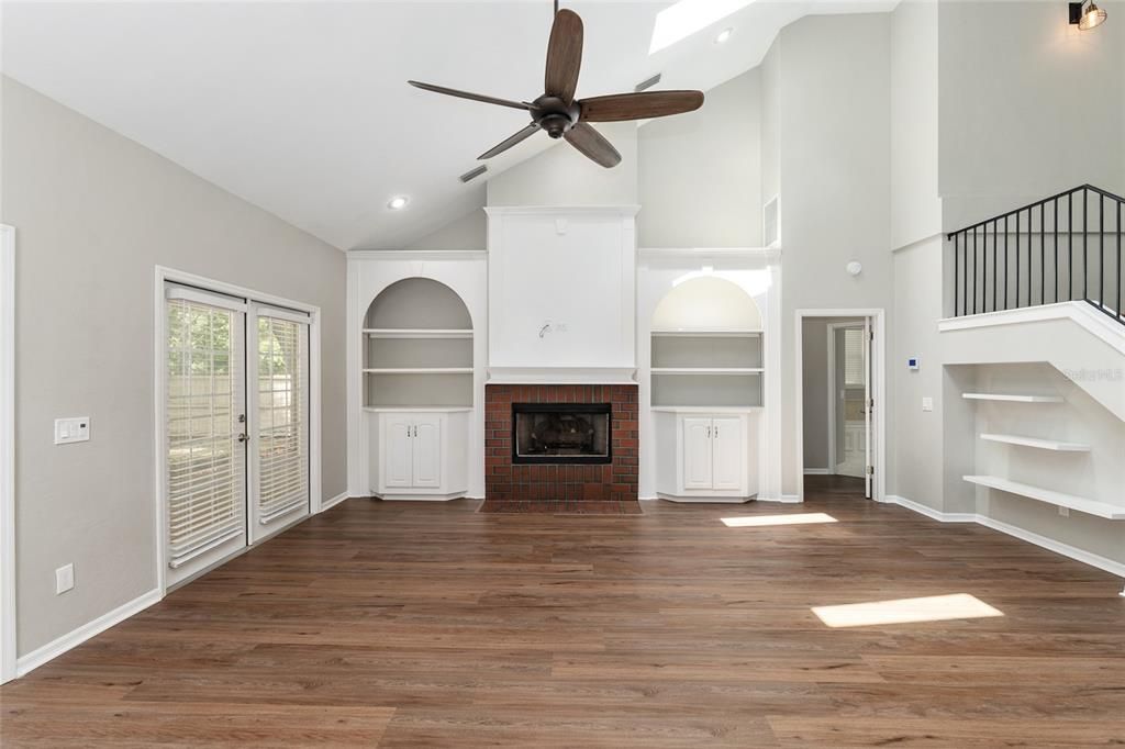 合同活跃: $599,999 (4 贝兹, 3 浴室, 2624 平方英尺)