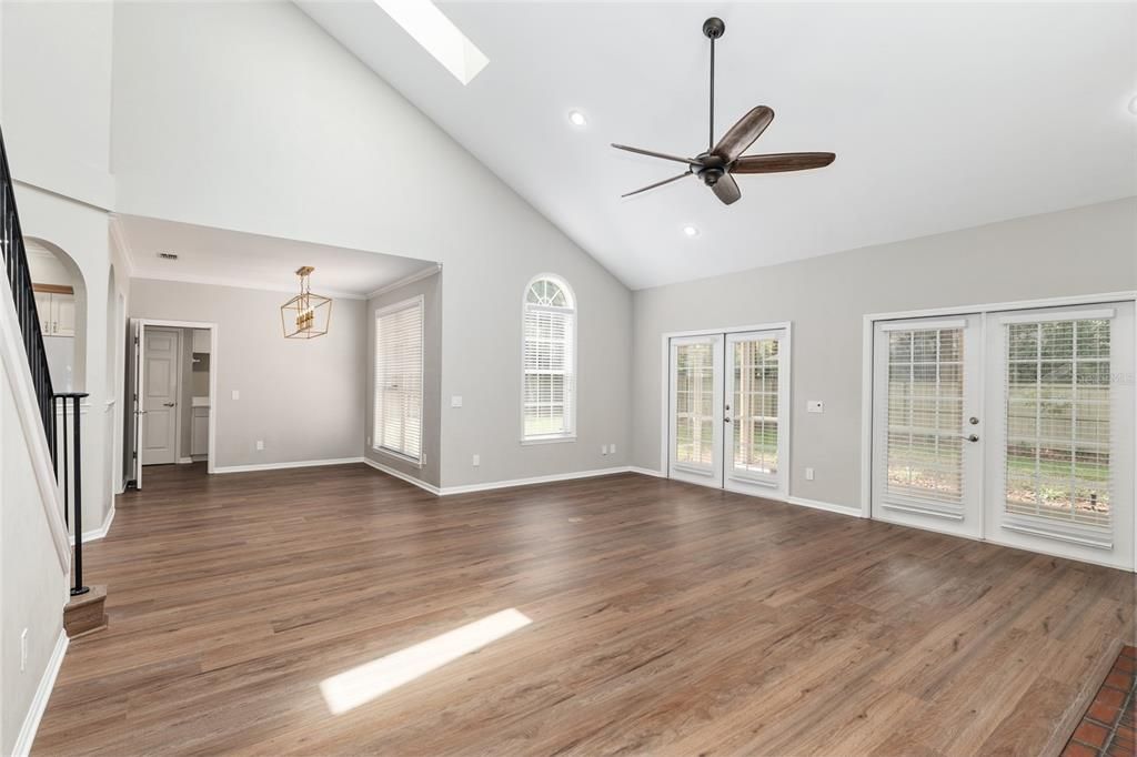 合同活跃: $599,999 (4 贝兹, 3 浴室, 2624 平方英尺)