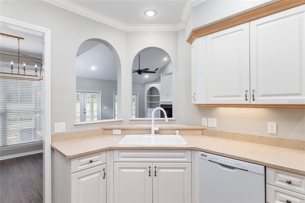 合同活跃: $599,999 (4 贝兹, 3 浴室, 2624 平方英尺)