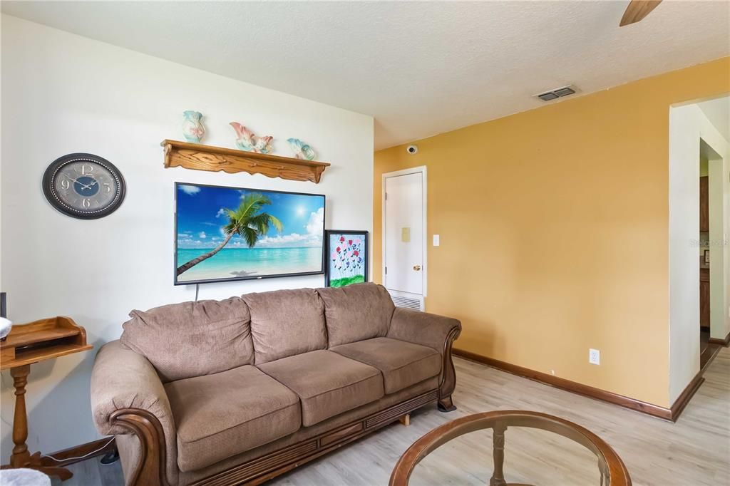 For Sale: $229,900 (3 beds, 1 baths, 965 Square Feet)