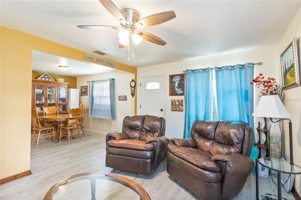 For Sale: $229,900 (3 beds, 1 baths, 965 Square Feet)