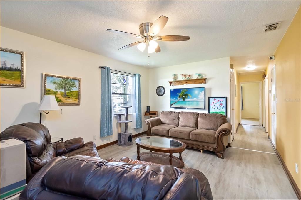 For Sale: $229,900 (3 beds, 1 baths, 965 Square Feet)