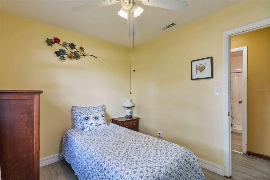 For Sale: $229,900 (3 beds, 1 baths, 965 Square Feet)