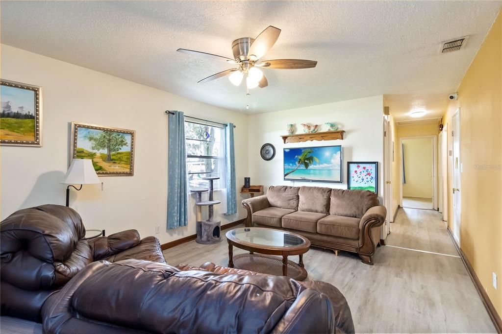 For Sale: $229,900 (3 beds, 1 baths, 965 Square Feet)