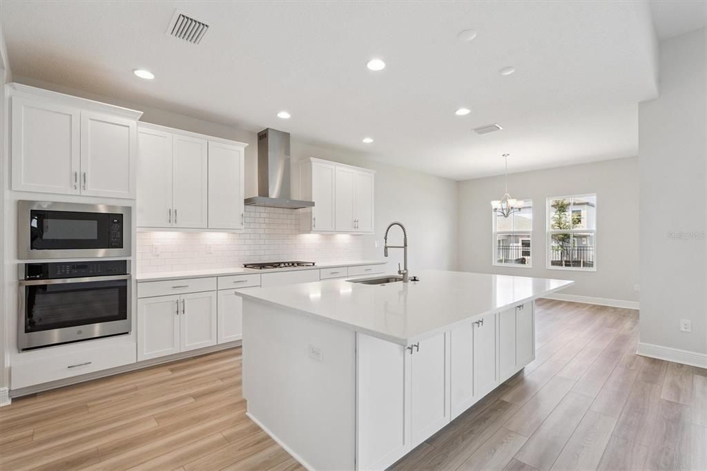 合同活跃: $619,990 (3 贝兹, 3 浴室, 2529 平方英尺)