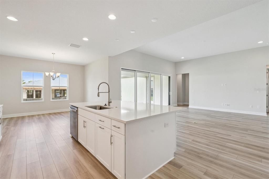 合同活跃: $619,990 (3 贝兹, 3 浴室, 2529 平方英尺)