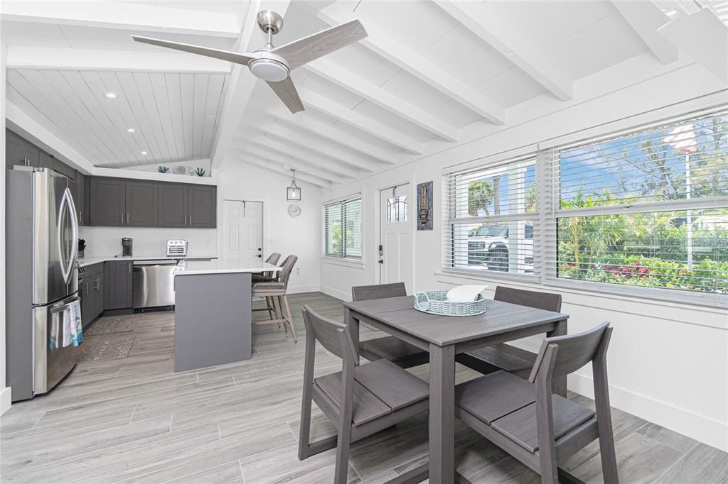 出租: $11,200 (2 贝兹, 2 浴室, 1024 平方英尺)