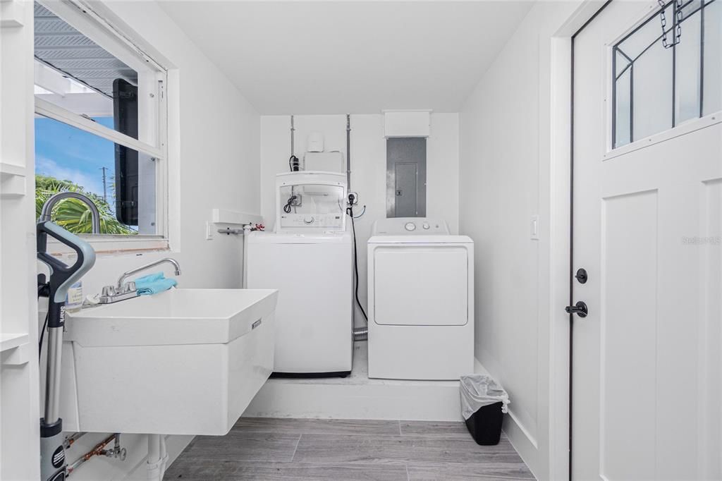 出租: $11,200 (2 贝兹, 2 浴室, 1024 平方英尺)