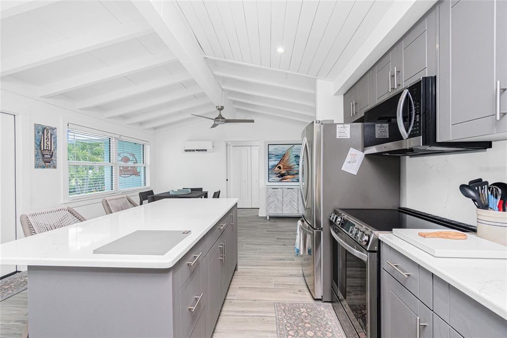 出租: $11,200 (2 贝兹, 2 浴室, 1024 平方英尺)