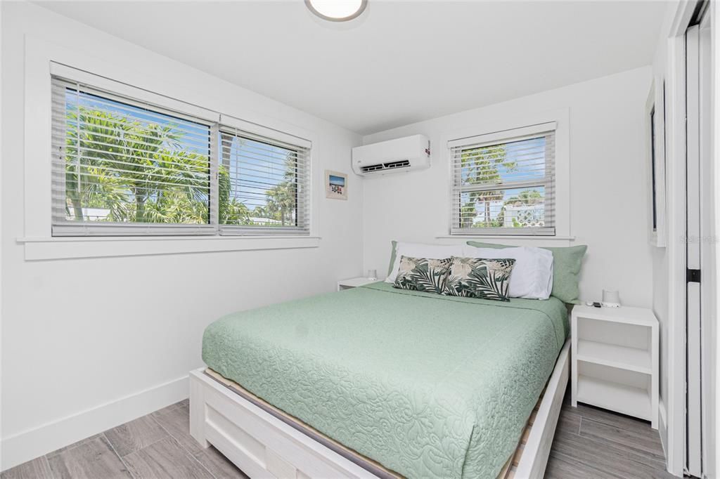 出租: $11,200 (2 贝兹, 2 浴室, 1024 平方英尺)