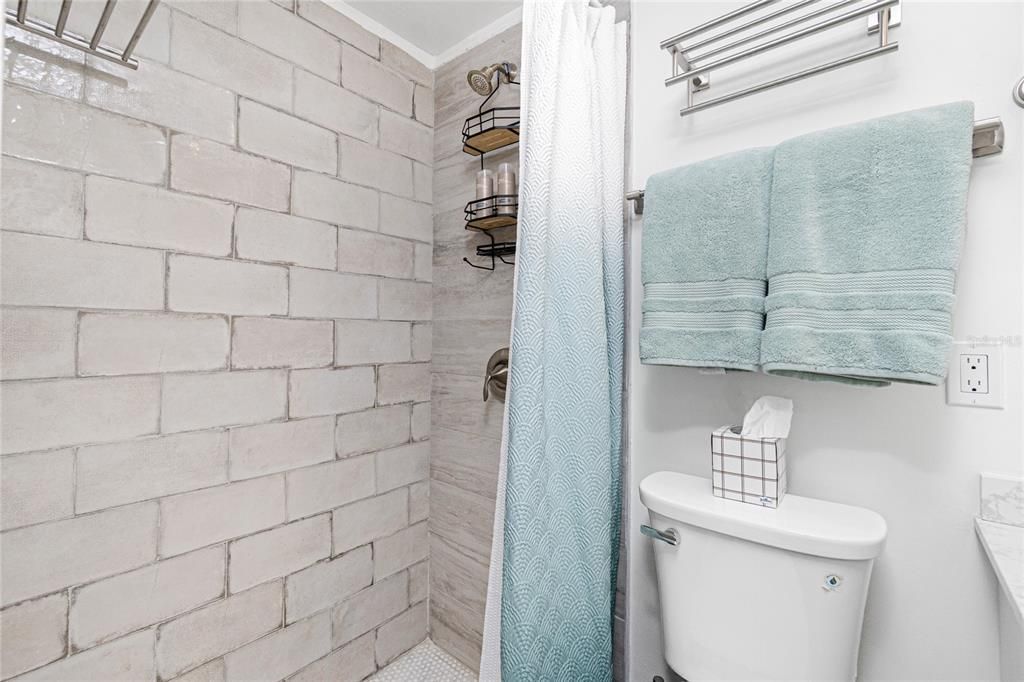 出租: $11,200 (2 贝兹, 2 浴室, 1024 平方英尺)