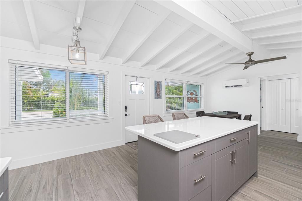 出租: $11,200 (2 贝兹, 2 浴室, 1024 平方英尺)