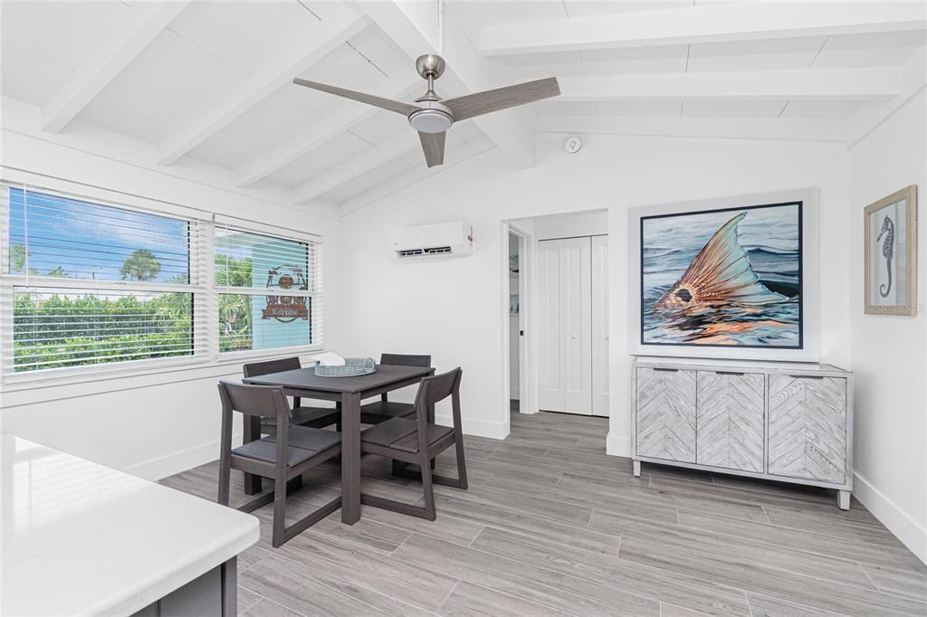 出租: $11,200 (2 贝兹, 2 浴室, 1024 平方英尺)