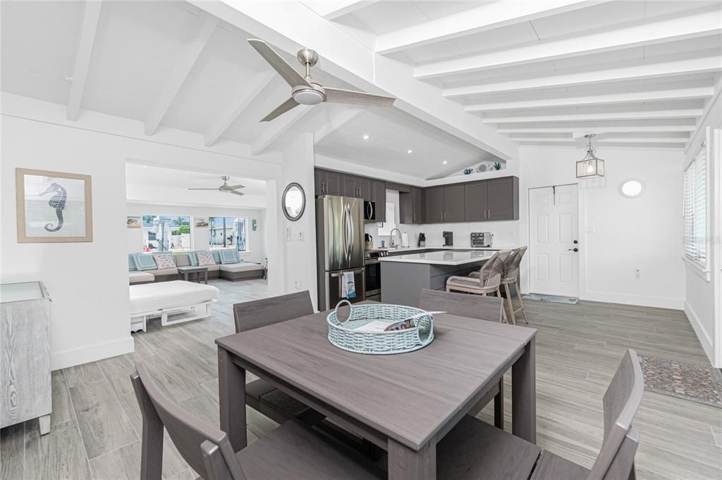 出租: $11,200 (2 贝兹, 2 浴室, 1024 平方英尺)