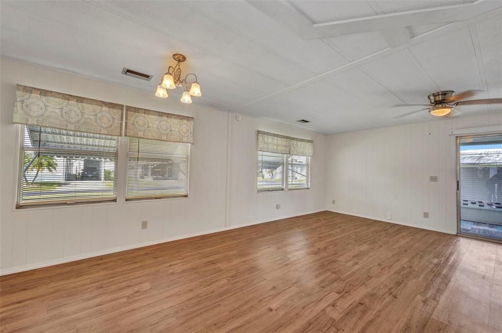 待售: $110,000 (2 贝兹, 2 浴室, 864 平方英尺)