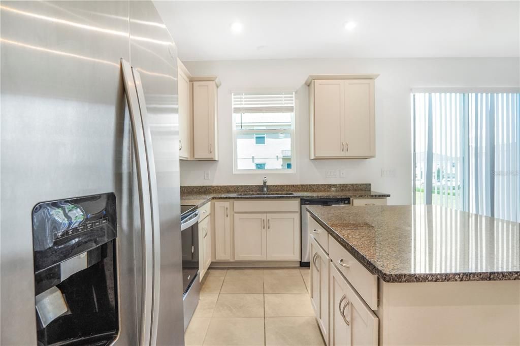 合同活跃: $2,200 (3 贝兹, 2 浴室, 1460 平方英尺)