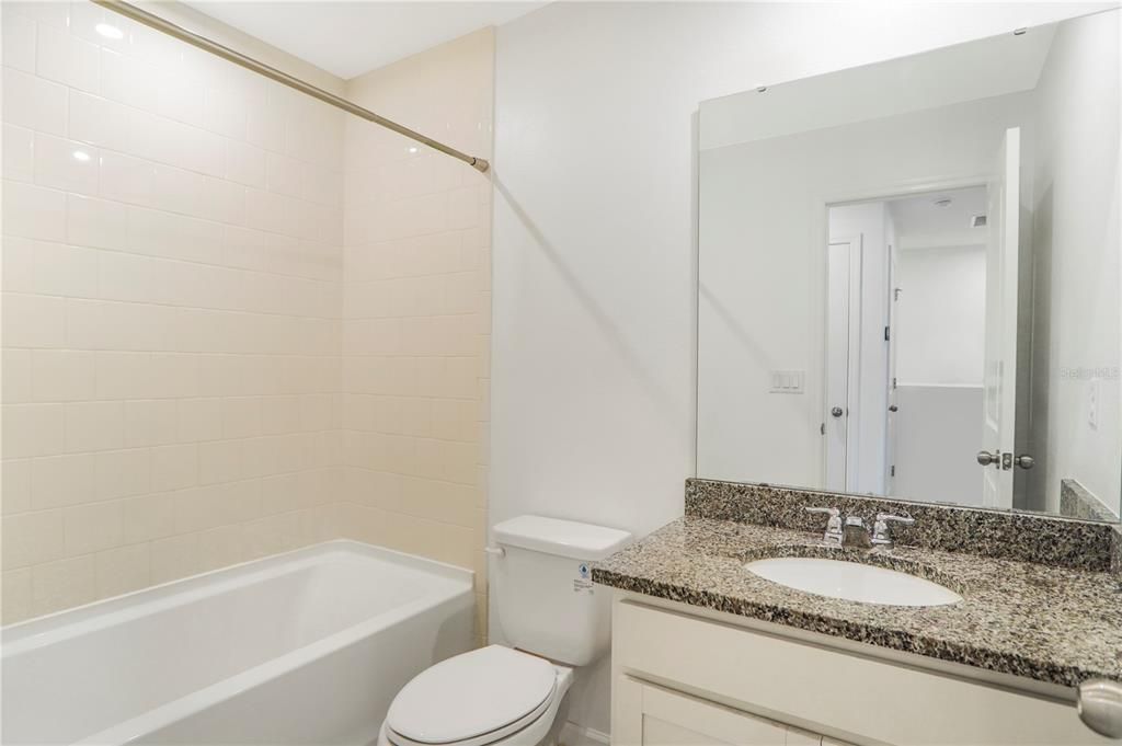 合同活跃: $2,200 (3 贝兹, 2 浴室, 1460 平方英尺)